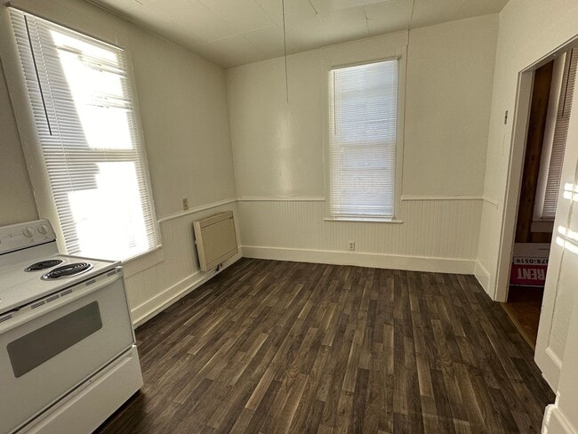 Building Photo - 3 bedroom home on double lot close to park