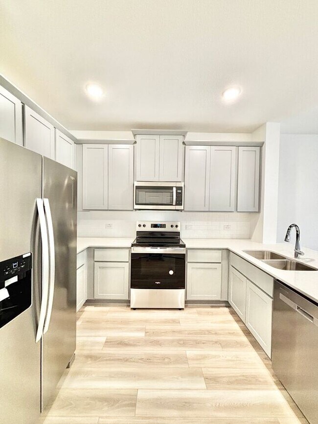 Foto del edificio - 3-Bedroom Townhome with Modern Amenities /...