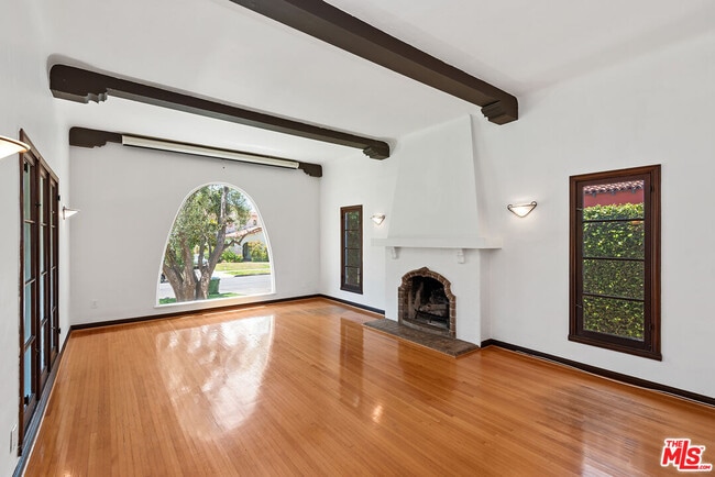 Building Photo - 10733 Wellworth Ave