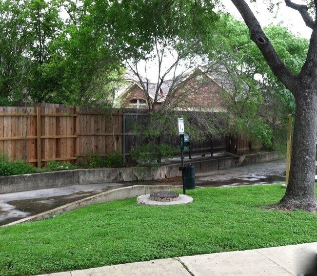 Foto del edificio - Great Townhome - North Central Location