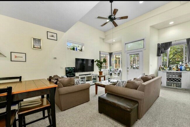 Foto del edificio - 815 E 4th St