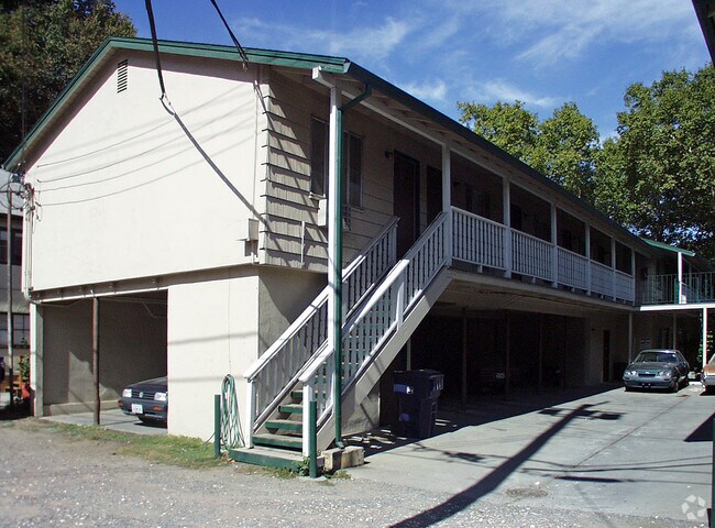 Foto del edificio - D Street Apartments