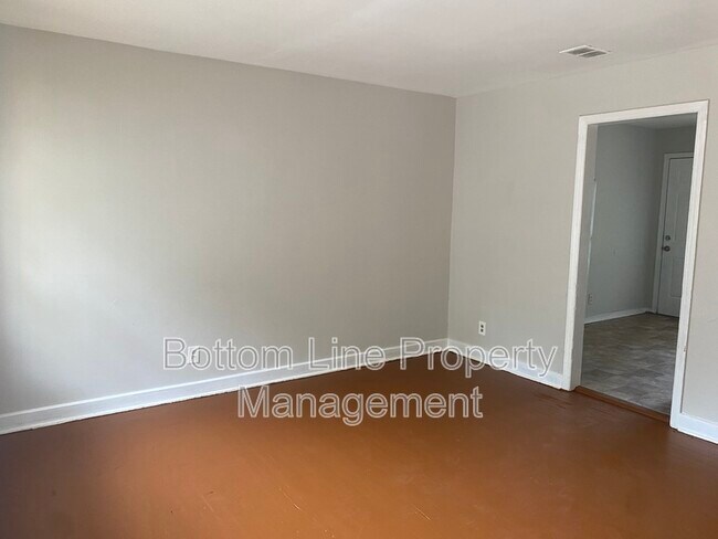 Foto del edificio - 2728 Remington St