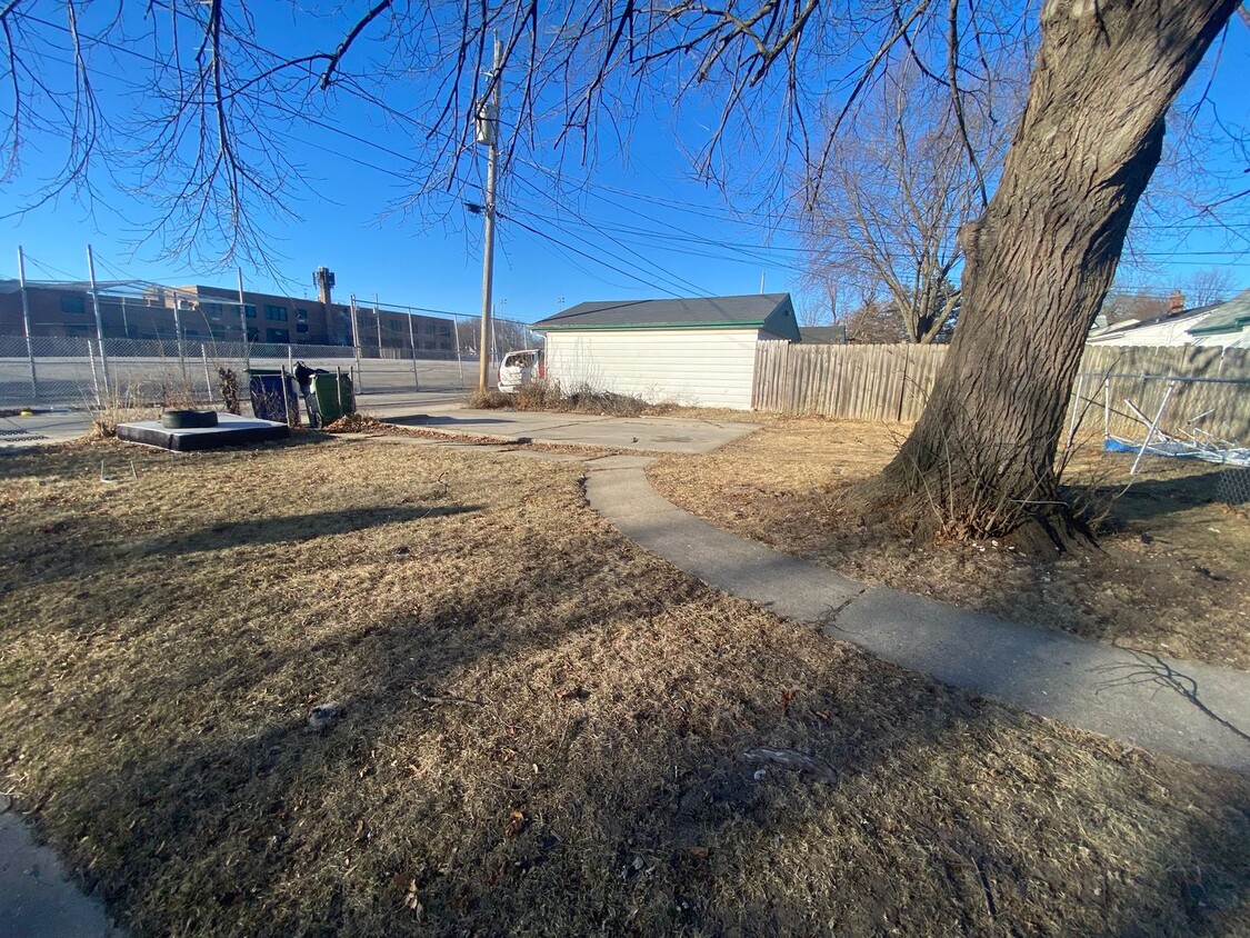 Building Photo - 3BR SINGLE FAMILY, FULL BASEMENT, BIG FENCED YARD, PARKING, HANDY LOCATION