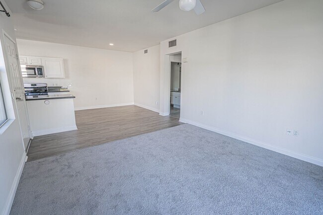 Foto del edificio - COMING SOON! Bordeaux 2 Bedroom Condo for ...