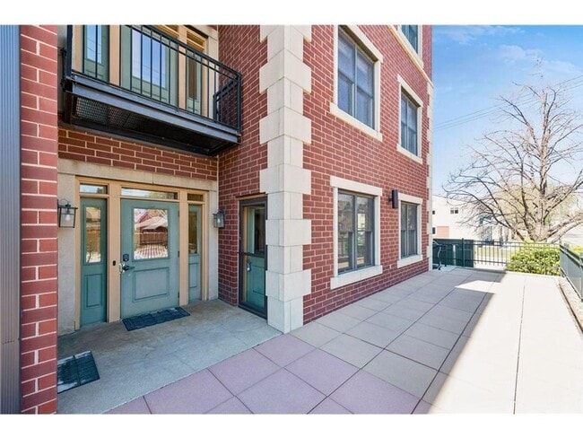 Building Photo - Large 2BD/2.5BA two story corner unit on Dayton Ave in St Paul!!