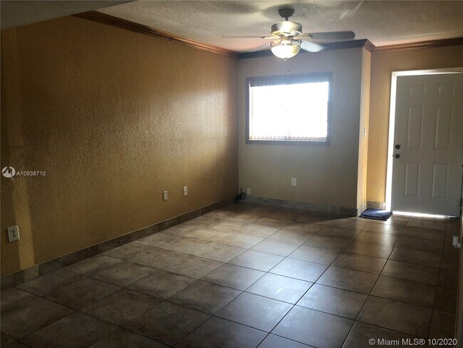 Foto del edificio - 1100 SW 104th Ct