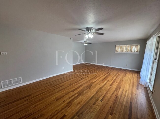 Foto del edificio - Large 3 bed 1 bath 1 car garage