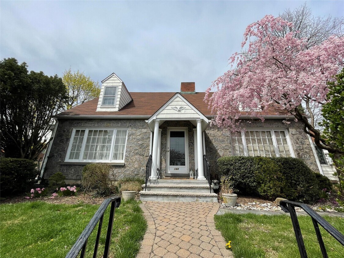 Foto principal - 144 Piermont Ave