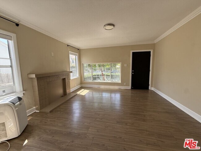 Foto del edificio - 1328 S Bronson Ave