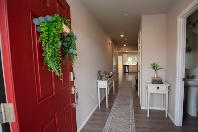 Foto del edificio - Nearly New Dupont Home 3bed and 2.5 Bath 1940 sq ft