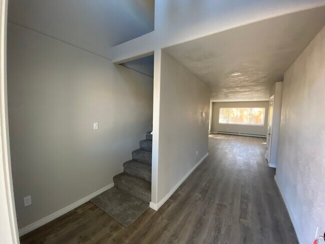 Building Photo - 914 Douglas Dr