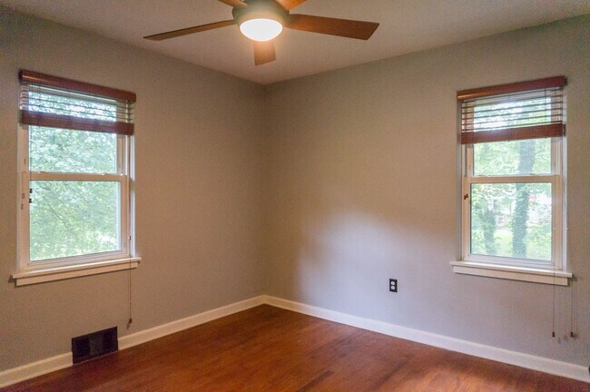 Foto del edificio - Beautiful Three-Bedroom with Fenced Yard i...