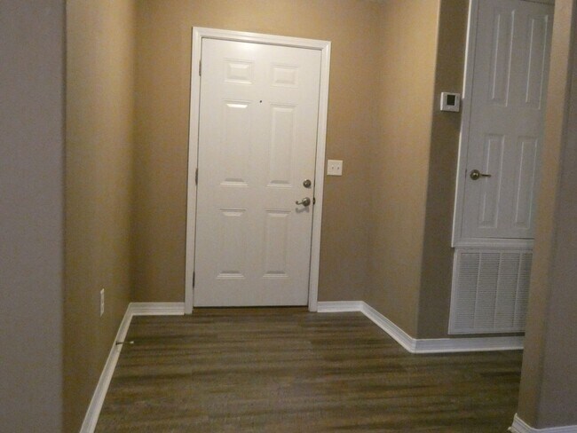 Building Photo - Beautiful Custom Home - Large Lot