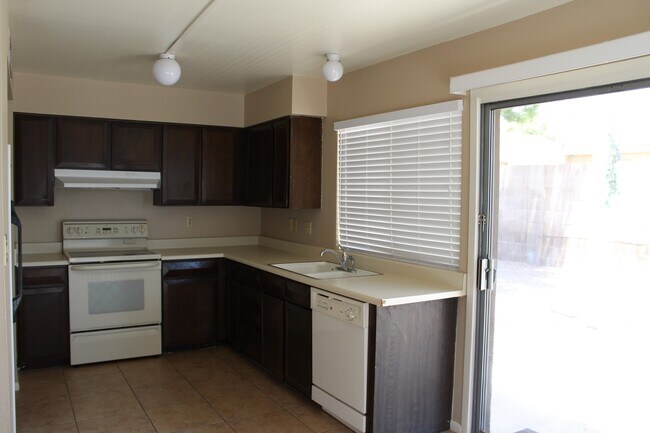 Foto del edificio - South Scottsdale Home with garage and priv...