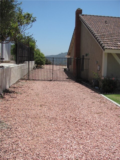 Foto del edificio - 2440 Wind River Rd