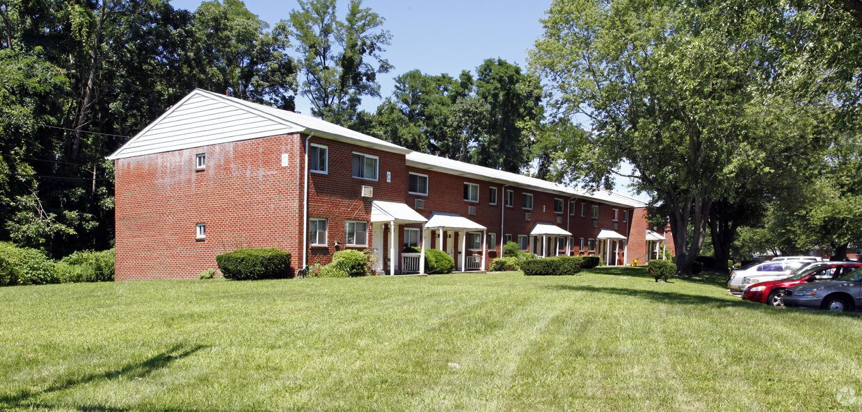 Primary Photo - Hillcrest Apartments