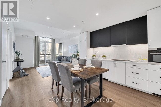 Photo du bâtiment - 741 King St W