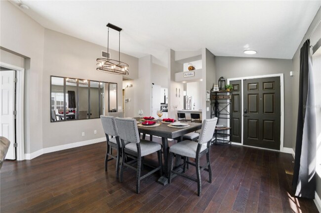 Foto del edificio - 7044 Woodhall Ave