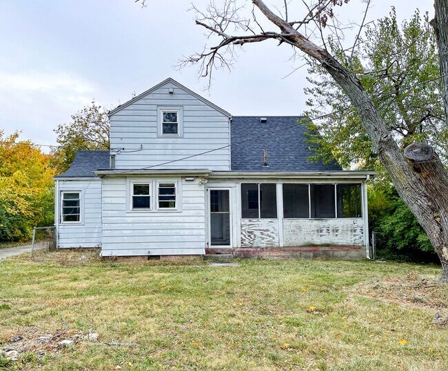 Building Photo - Preleasing for August 2026!! 5-Bedroom Home Near Ball State Campus! In Unit Washer/Dryer & Large ...