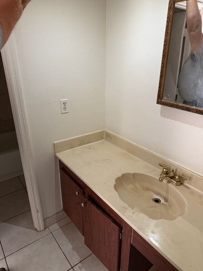 Building Photo - LEASE NOW AND ENJOY 50% OFF 2ND MONTH! Spa...