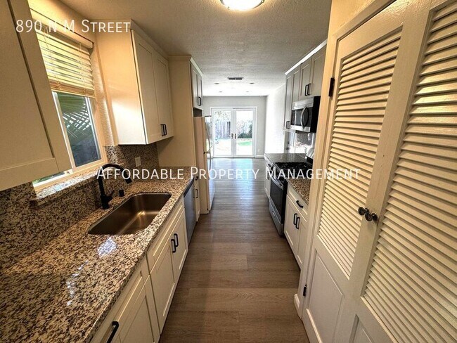 Foto del edificio - 890 N M St