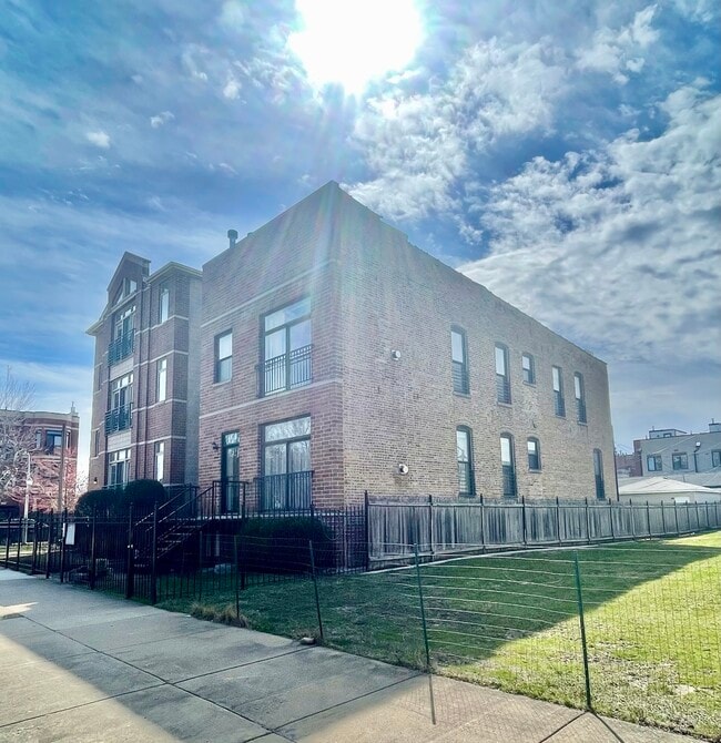 Building Photo - 469 E Bowen Ave