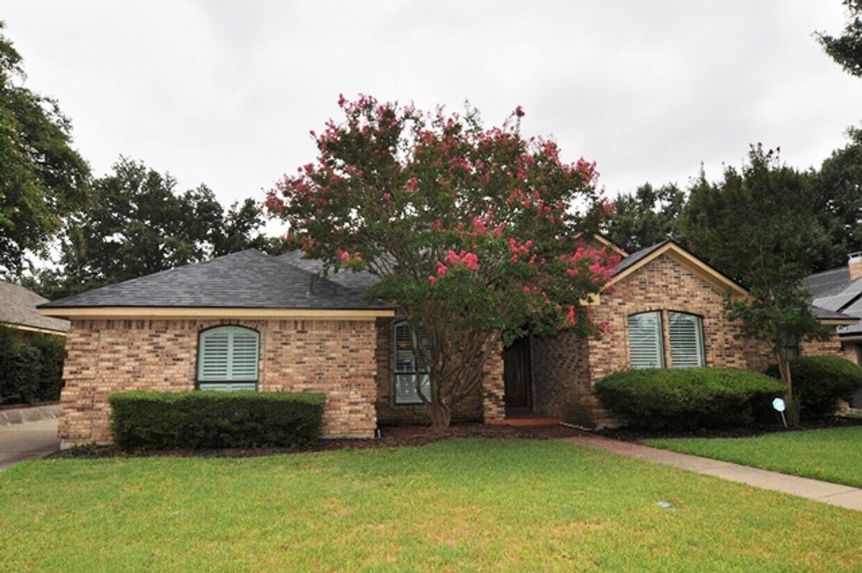 Primary Photo - Fabulous custom home in Arlington!