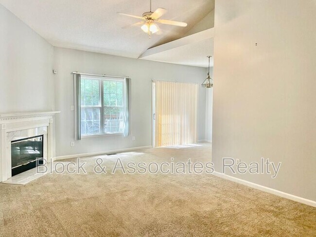 Foto del edificio - 2408 Laurel Falls Ln