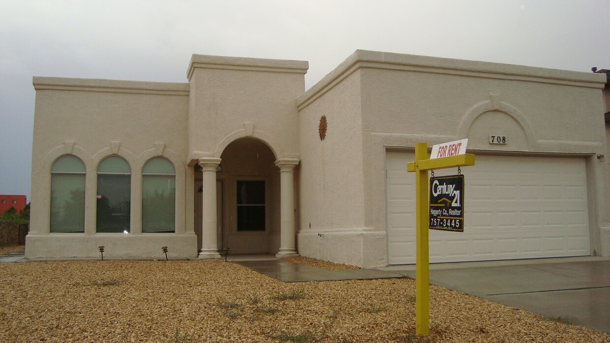 Foto principal - West El Paso 4 bed refrig A/C Home