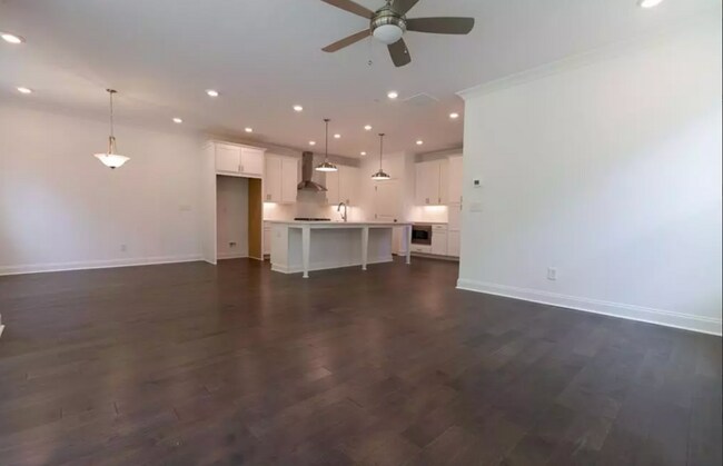 Foto del edificio - 345 Sims Park Pl