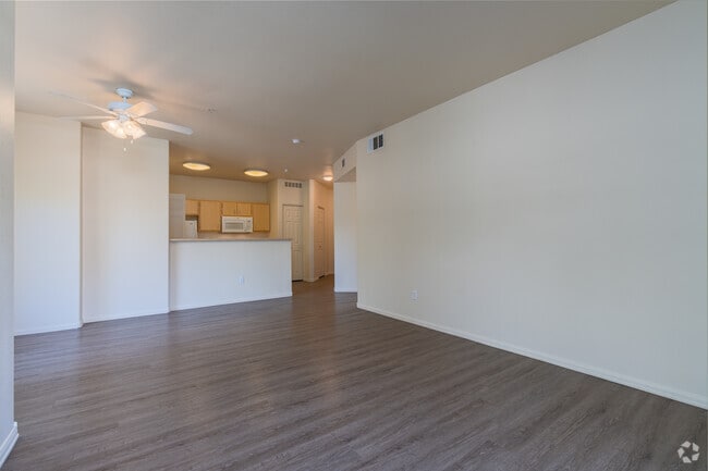 1BR, 1BA - 821SF - Affordable - Living Room - Eaglewood