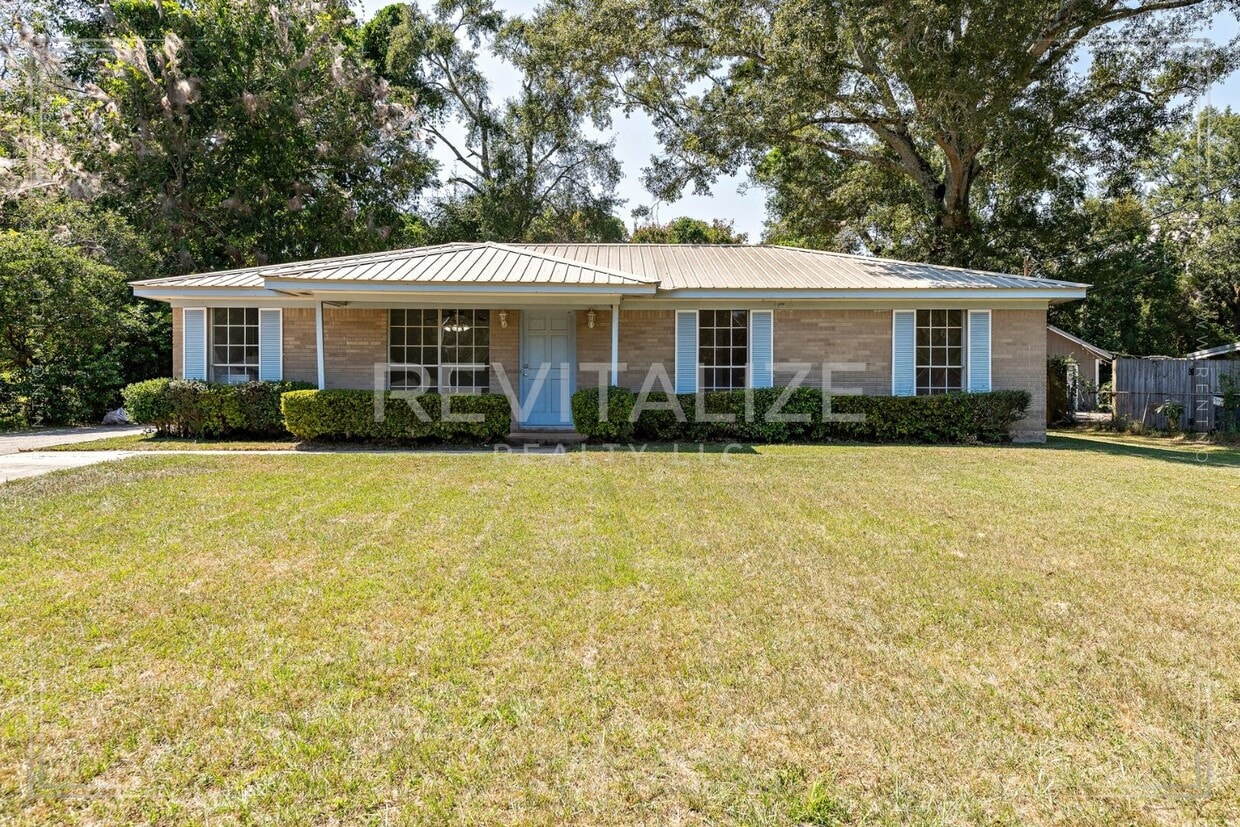 Primary Photo - Brick 3BD 2BA with Large Private Yard!