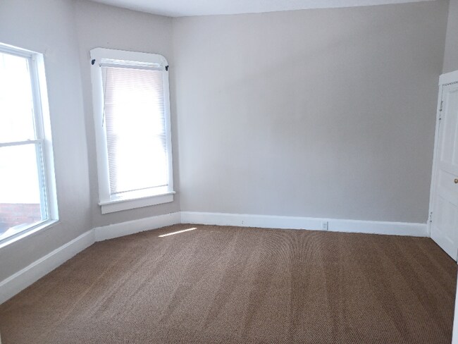 Building Photo - 1054 W 31st St