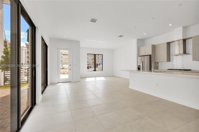 Foto del edificio - 8037 NW 42nd St