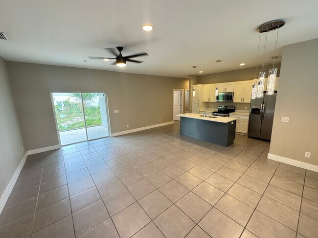 Building Photo - AWESOME 4BD/2BA in Beautiful POINCIANA!!!