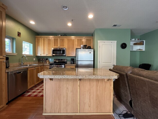 Foto del edificio - Well-Designed Condo with Dual Primary Suites, Vaulted Ceilings & Community Clubhouse