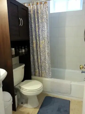 Baño completo - 1619 45th St NW