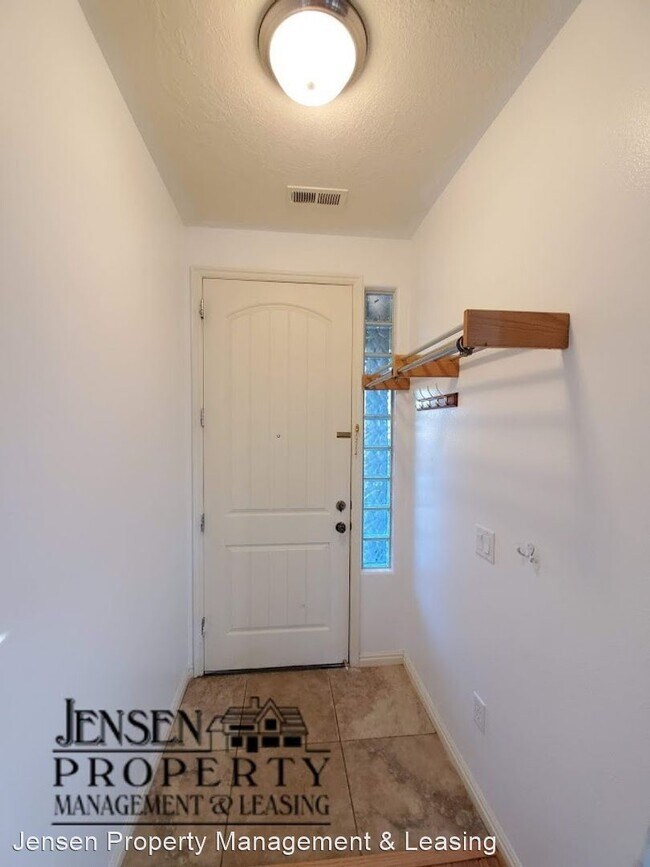 Building Photo - 3 br, 2 bath House - 475 South 6250 West