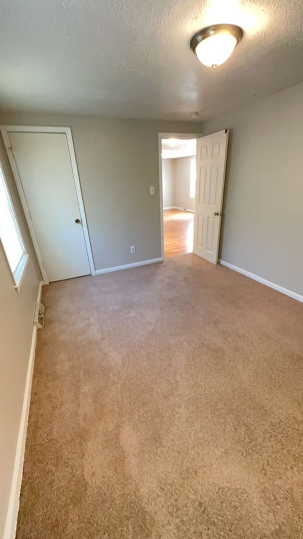 Building Photo - Adorable 2 Bedroom, 1 Bathroom in Independ...