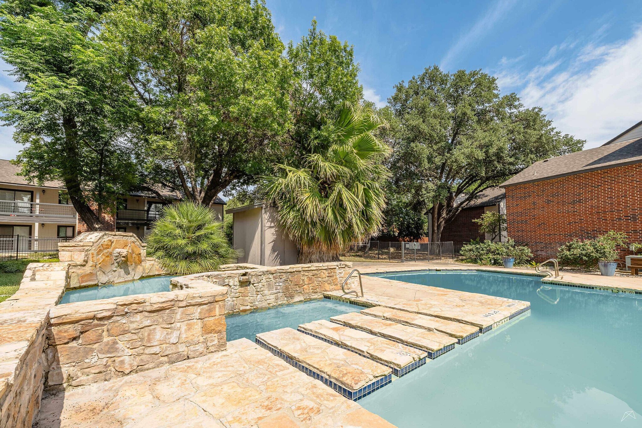 2555 Ne Loop 410
