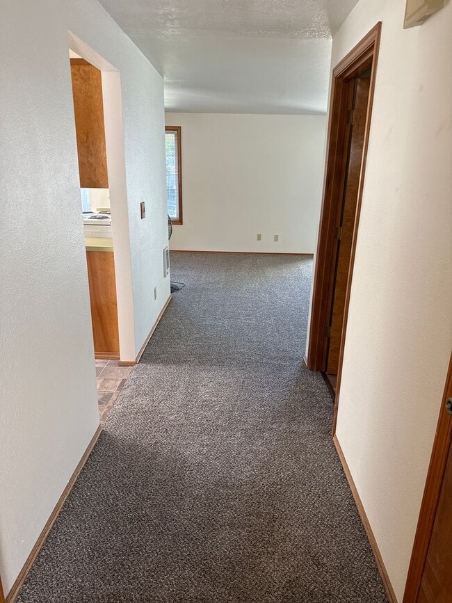 Building Photo - close to OSU, brand new carpet and floorin...