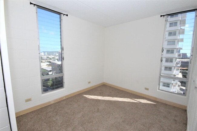 Building Photo - AVAILABLE NOW! 2 BED 1 BATH 1 COVERED PARK...