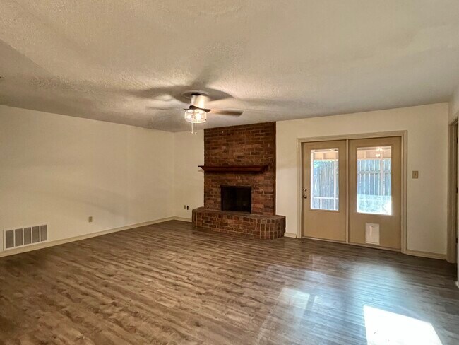 Foto del edificio - 5901 Larry Dr