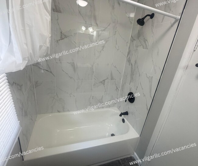 Foto del edificio - For Rent! 4 bedrooms , 2-full bath Home