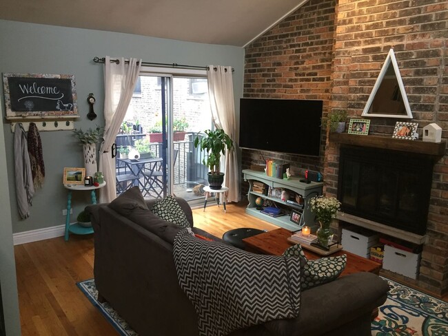 Building Photo - Awesome Top-Floor Condo with Vaulted Ceili...