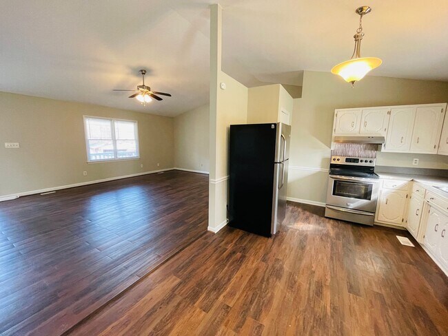 Foto del edificio - Available Now! North Lincoln Schools - 3 Bedrooms 2 Bath home on quiet street