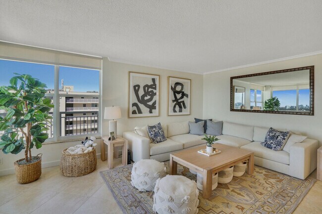 Building Photo - 1051 Hillsboro Mile