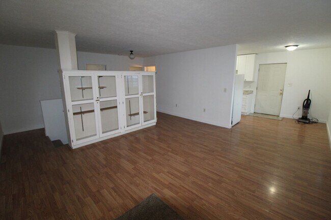 Building Photo - 623 E Sanson Ave