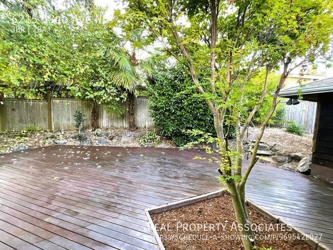 Building Photo - 6215 53rd Ave NE